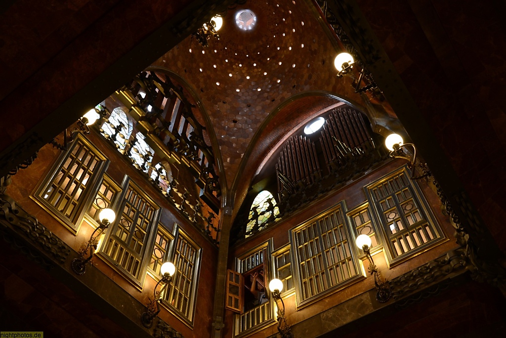Barcelona Palau Güell erbaut 1886-1890 von Antoni Gaudí Empfangssaal Kuppel