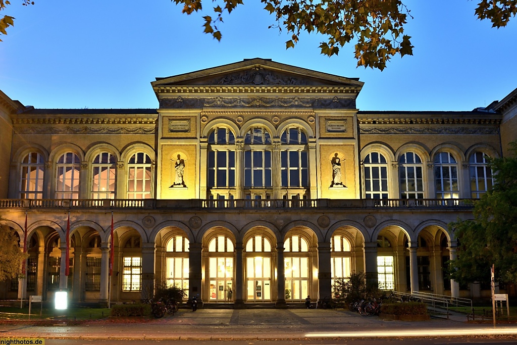 Berlin Wilmersdorf Universität der Künste erbaut 1876-1880 von Johann Heinrich Strack und Max Giersberg als Joachimsthalsches Gymnasium. Skulpturen von Max Klein