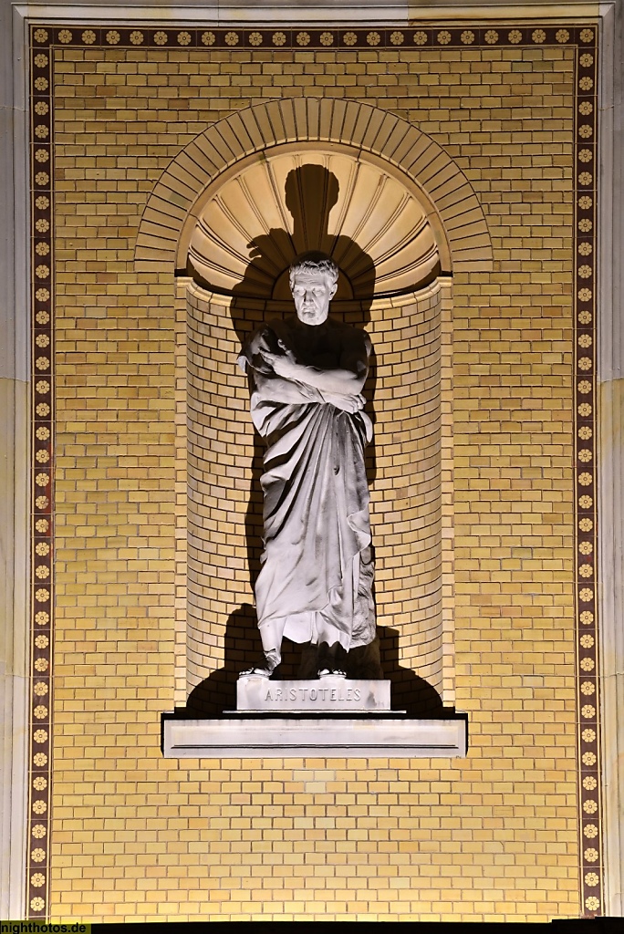 Berlin Wilmersdorf Universität der Künste erbaut 1876-1880 von Johann Heinrich Strack und Max Giersberg als Joachimsthalsches Gymnasium. Skulpturen von Max Klein