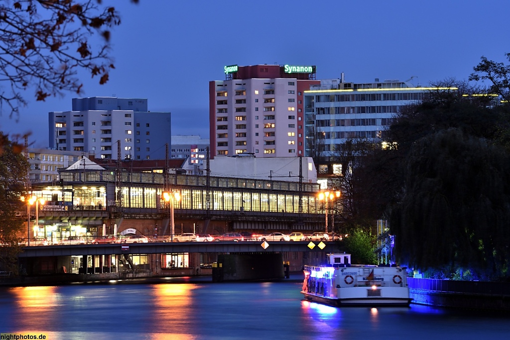 Berlin Mitte Jannowitzbruecke mit S-Bahnhof an der Spree