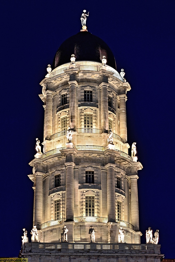 Berlin Mitte Altes Stadthaus an der Jüdenstrasse erbaut 1902-1911 Turm mit Fortuna-Figur auf dem Kuppelhelm