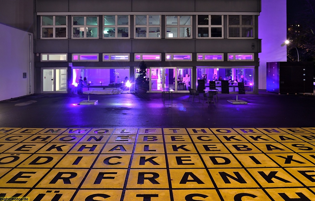 Berlin Kreuzberg Berlinische Galerie Cafeteria mit Buchstabenfeld von Architekten Kühn Malvezzi