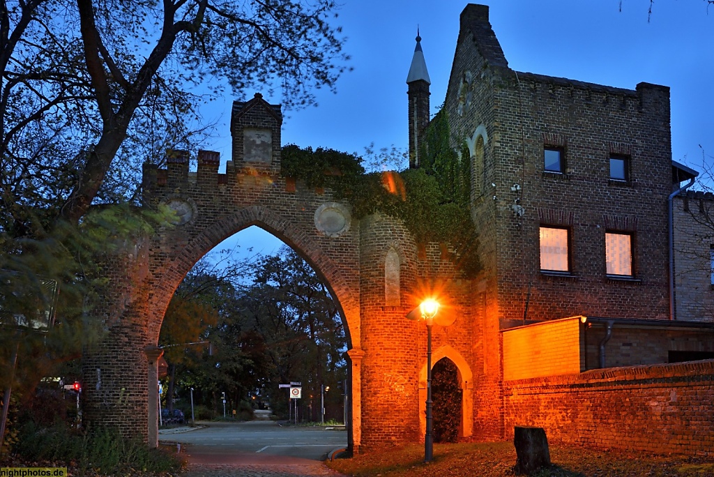 Berlin Spandau Rittergut Gross-Glienicke seit 1375 mit Spandauer Tor neugotisch