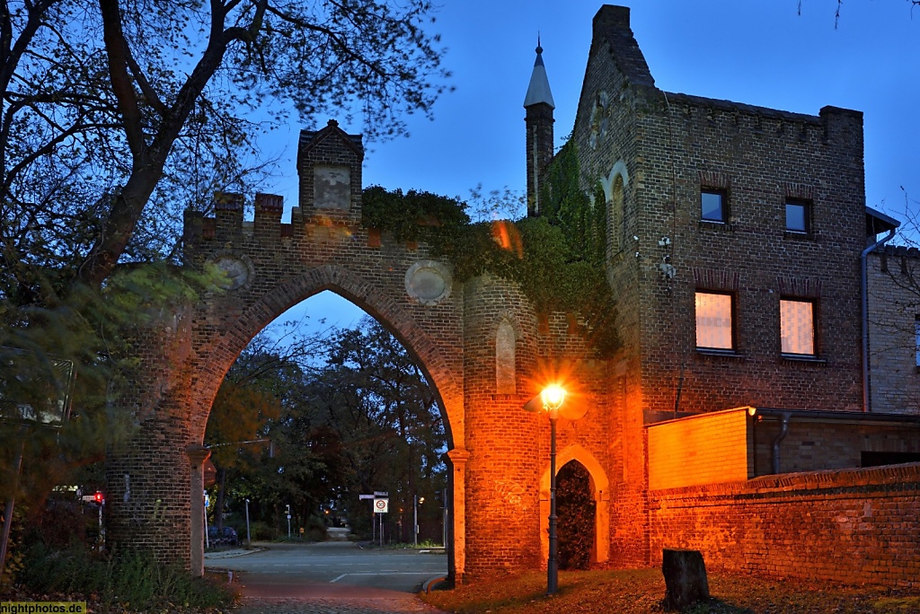 Berlin Spandau Rittergut Gross-Glienicke seit 1375 mit Spandauer Tor neugotisch