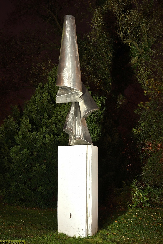 Berlin Spandau Kladow Skulptur Freud'sches Schwert von Volkmar Haase errichtet 1992 vor der Dorfkirche Alt-Kladow