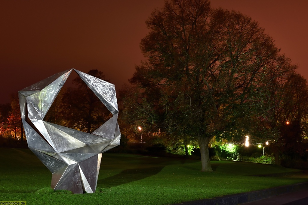 Berlin Zehlendorf Wannsee Skulptur 'Schwingend' von Volkmar Haase an der Ronnebypromenade