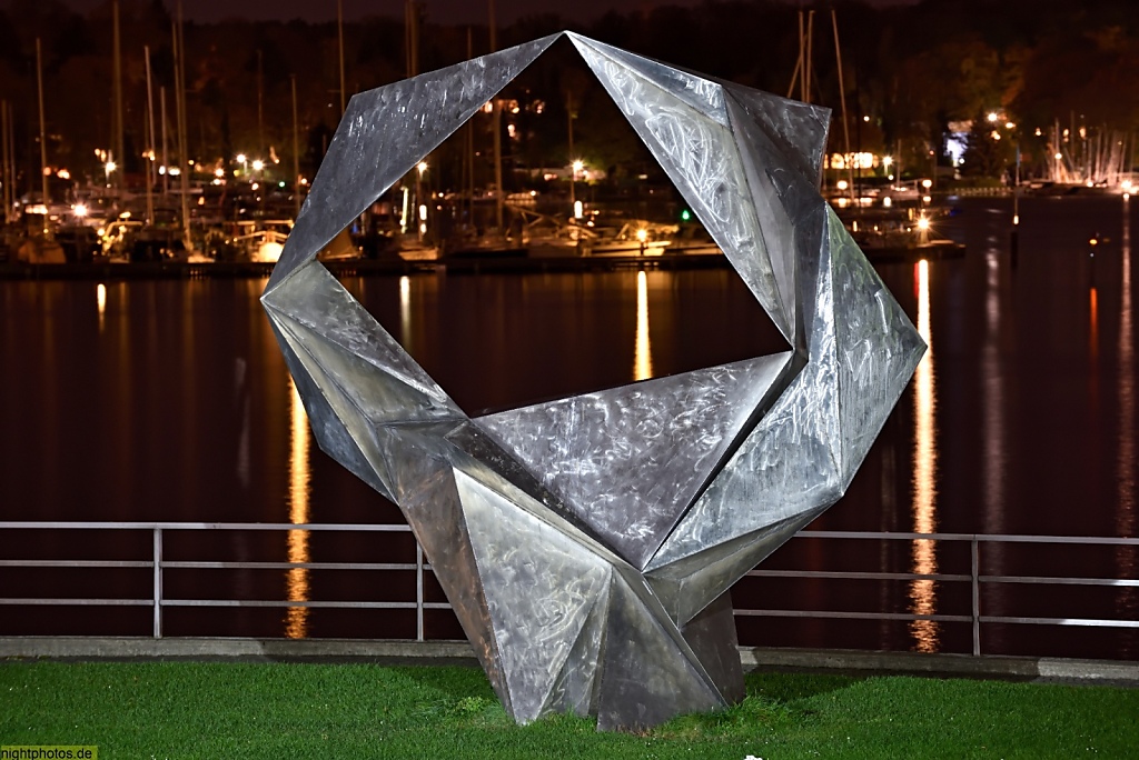Berlin Zehlendorf Wannsee Skulptur 'Schwingend' von Volkmar Haase an der Ronnebypromenade