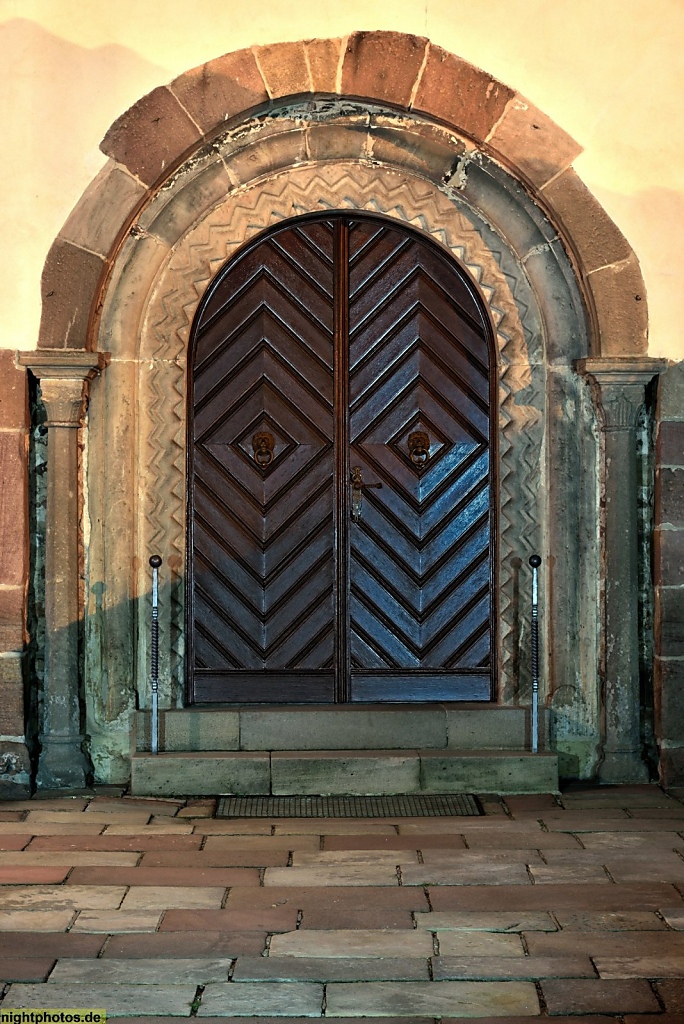 Fulda Johannesberg Kirche St Johannes der Täufer erbaut 811 Neuaufbau 1522 romanischer Türbogen