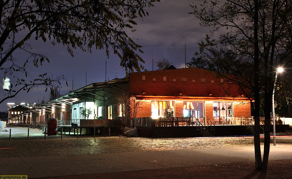 Berlin Kreuzberg Gleisdreieckpark Ostpark mit Parkcafe 'Tor Eins' und Ladestrasse