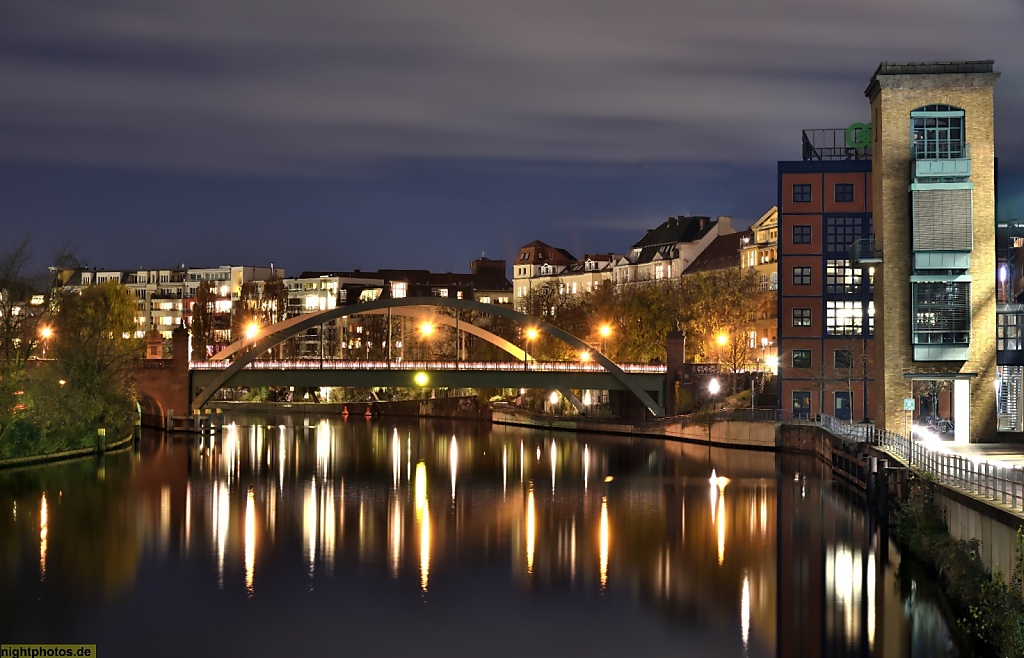 Berlin Mitte Moabit Focus Teleport. Gewerbehof erbaut 1987-1990 von Joachim Ganz und Walter Rolfes am Spreeufer mit Lessingbrücke und Bundesratufer. Rechts Ladeturm der Dampfmühle Kurt Kampffmeyer erbaut 1939-1940 durch Firma Kling