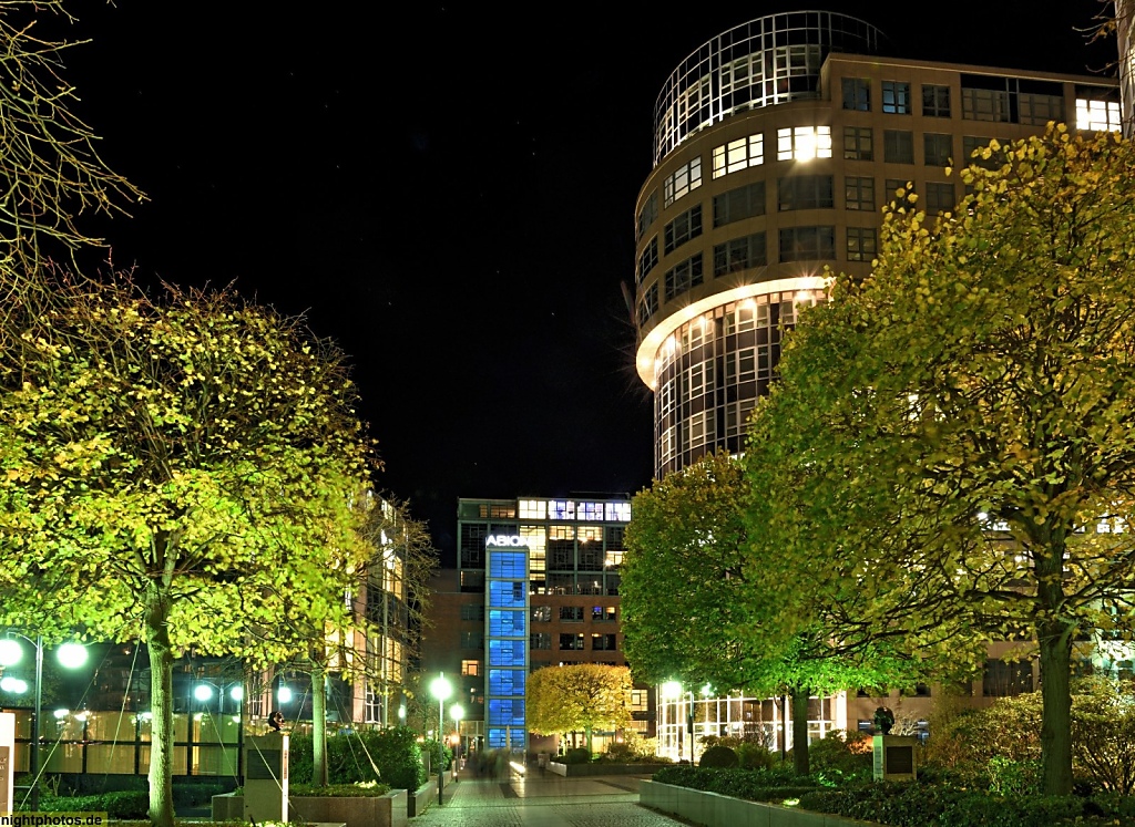 Berlin Mitte Moabit Strasse der Erinnerung am Spreeufer vor dem Spreebogen mit Hotel Abion Ameron