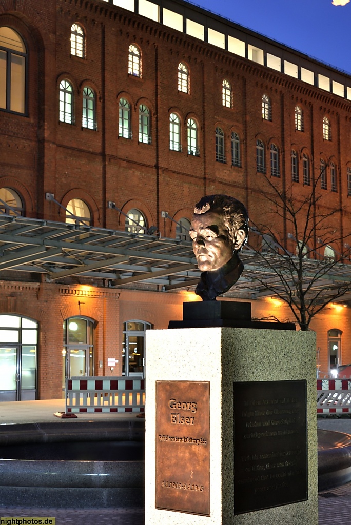 Berlin Mitte Moabit Georg Elser Büste von Kay Winkler auf der Strasse der Erinnerung vor ehemaliger Bolle Meierei gegründet 1879