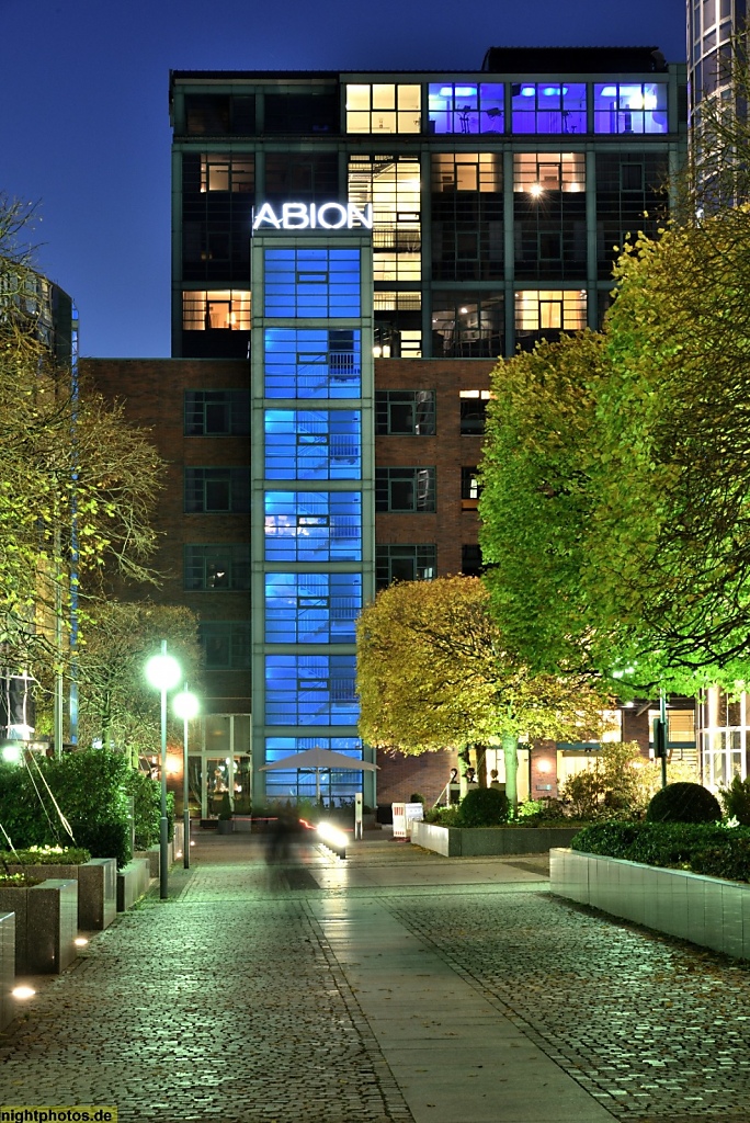 Berlin Mitte Moabit Strasse der Erinnerung am Spreeufer vor dem Spreebogen mit Hotel Abion Ameron