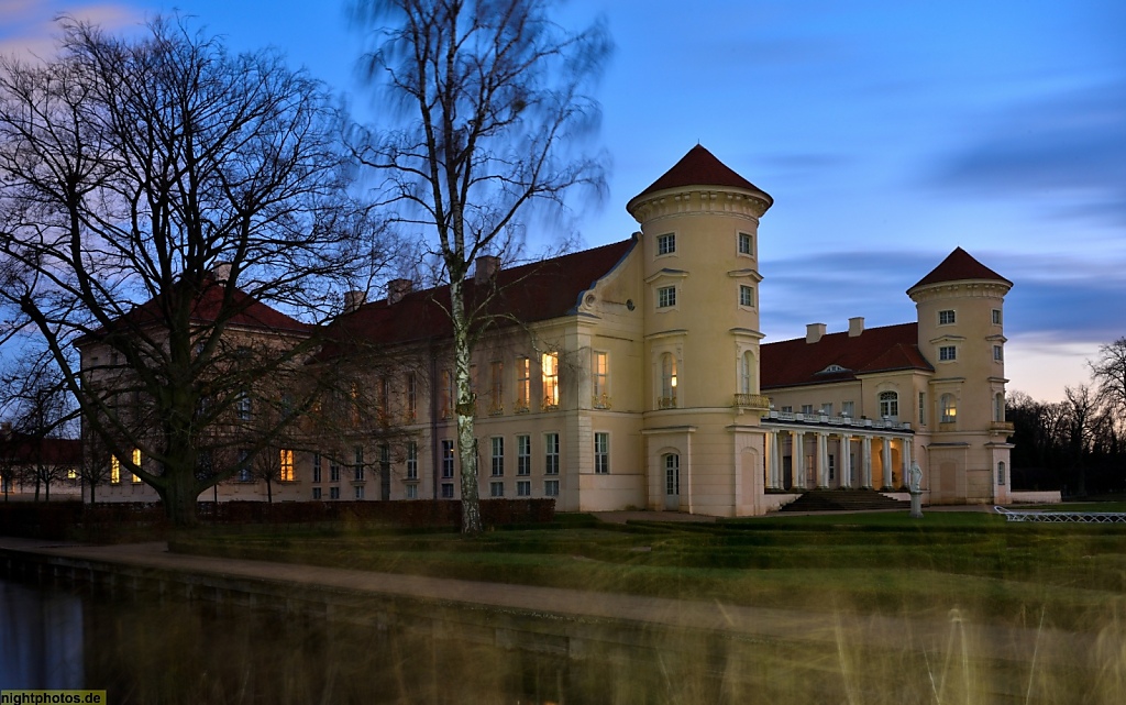 Rheinsberg Schloss Seeseite. Erstbau als Wasserschloss 1566 Erweiterung 1736-1740 Fertigstellung 1786