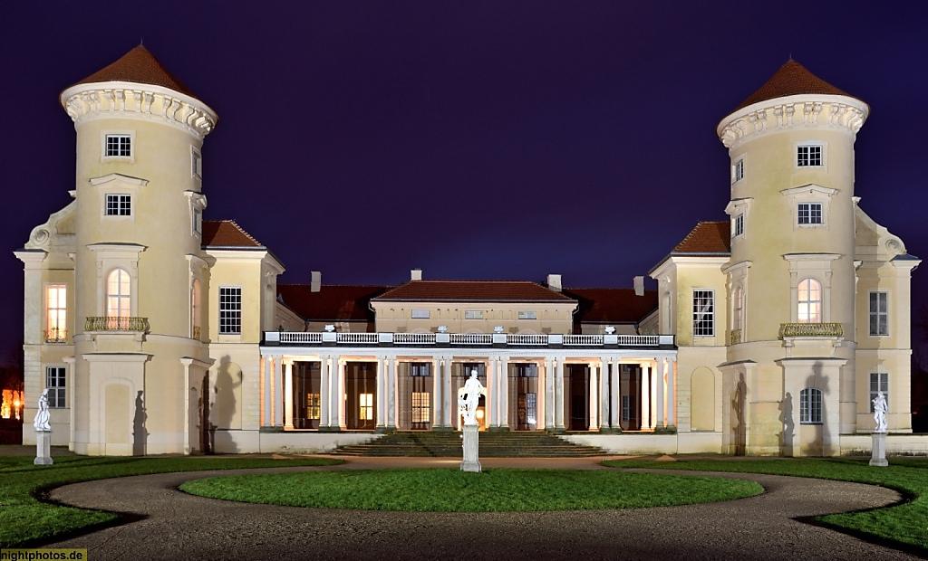 Rheinsberg Schloss Seeseite. Erstbau als Wasserschloss 1566 Erweiterung 1736-1740 Fertigstellung 1786