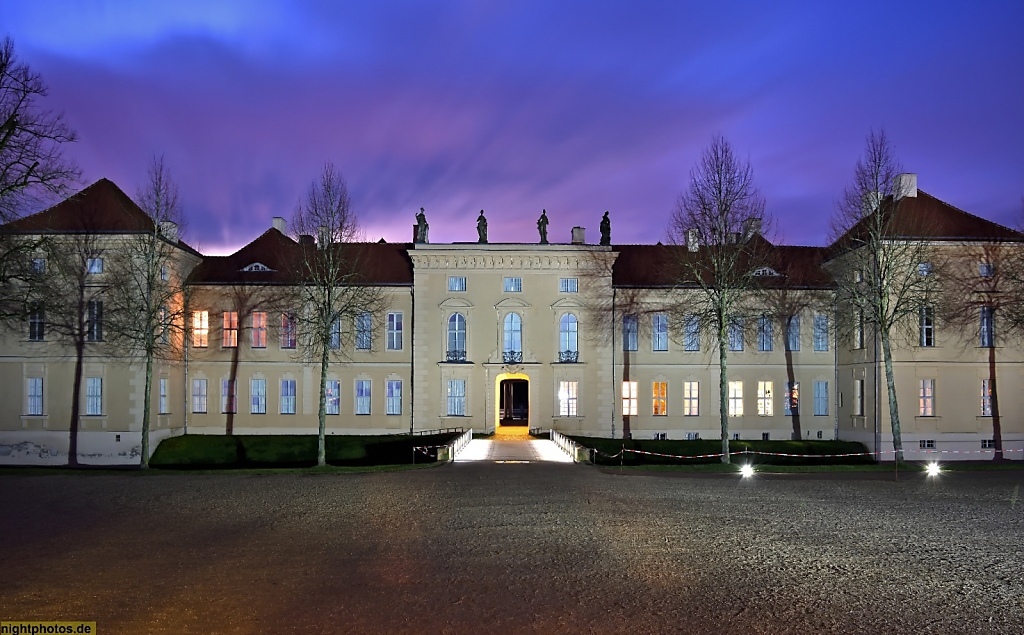 Rheinsberg Schloss Ortsseite. Erstbau als Wasserschloss 1566 Erweiterung 1736-1740 Fertigstellung 1786