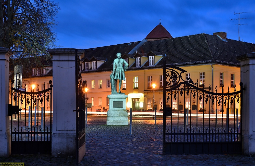 Rheinsberg Schloss Portal mit Denkmal Bronzeskulptur Kronprinz Friedrich vor Ratskeller am Markt
