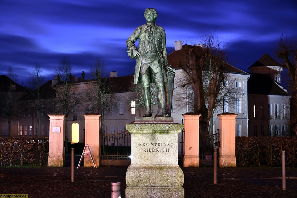 Rheinsberg Schloss Portal mit Denkmal Bronzeskulptur Kronprinz Friedrich vor dem Schloss