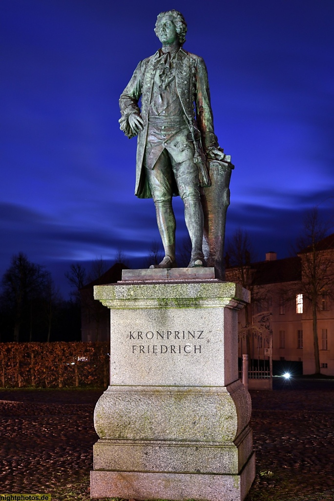 Rheinsberg Schloss Portal mit Denkmal Bronzeskulptur Kronprinz Friedrich vor dem Schloss