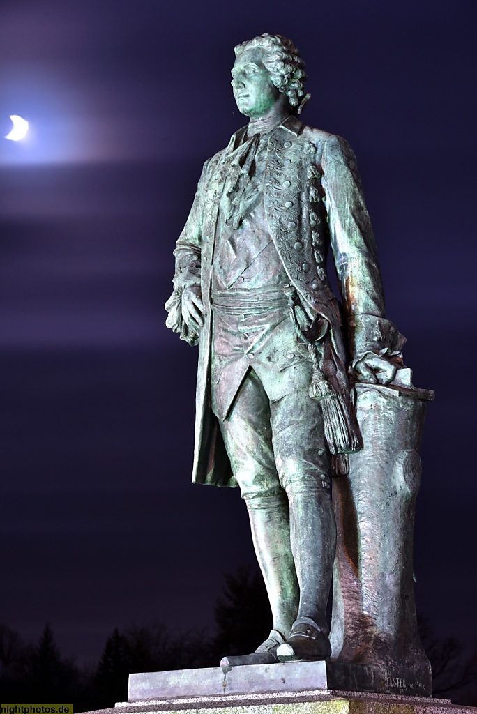 Rheinsberg Schloss Portal mit Denkmal Bronzeskulptur Kronprinz Friedrich