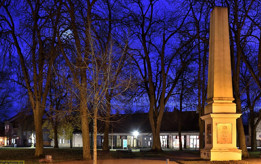 Rheinsberg Preussischer Meilenobelisk errichtet 1765 auf dem Triangelplatz vor dem Marstall am Schloss