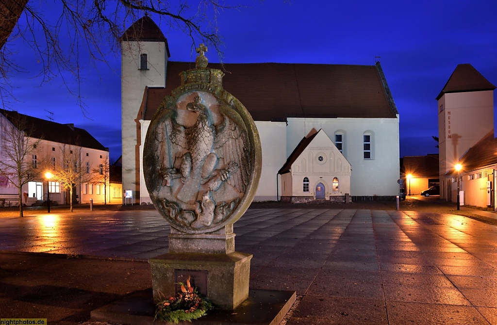 Rheinsberg Gefallenendenkmal auf dem Kirchplatz erstellt von Prof Hermann Hosaeus aus Berlin 1928 eingeweiht 1929 Neuaufstellung 1994