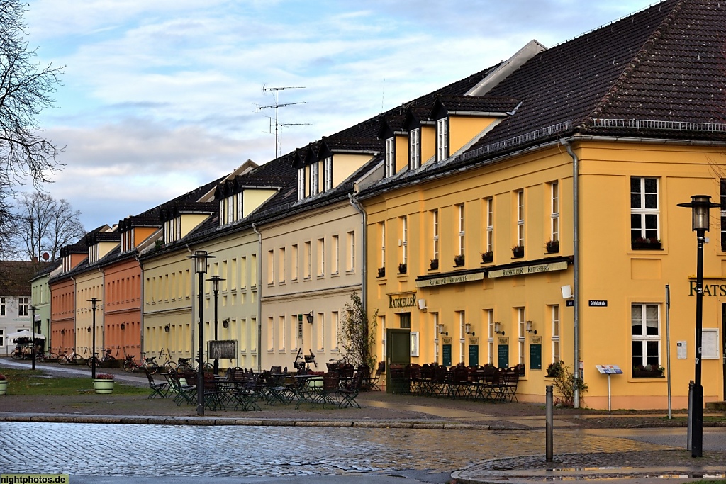 Rheinsberg Ratskeller und Haeuser am Markt