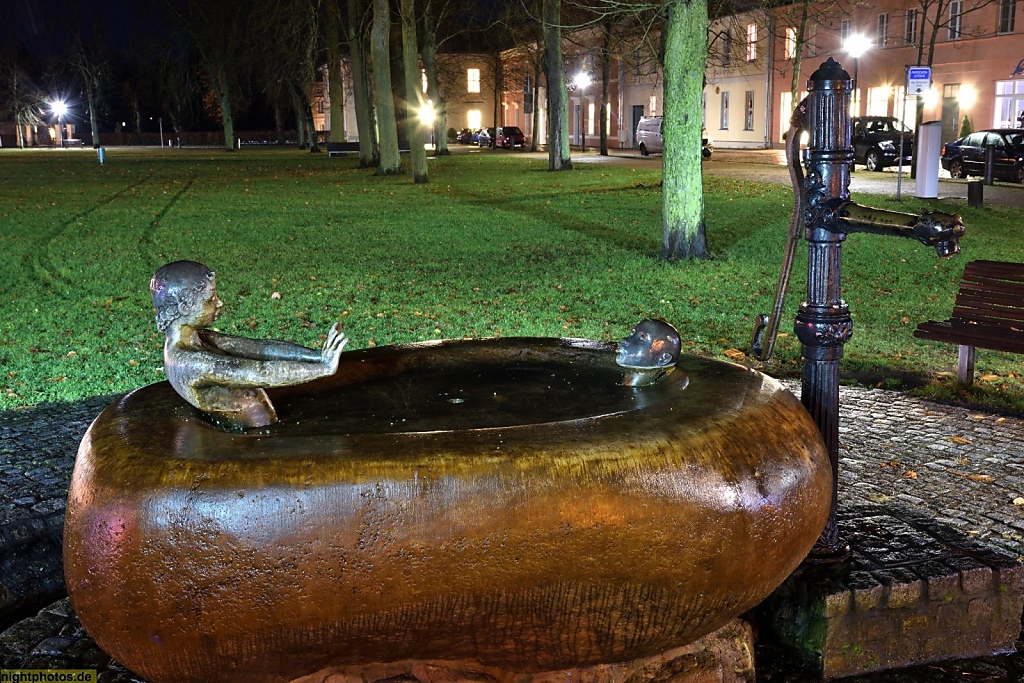 Rheinsberg Badebrunnen von Bildhauer Günter Kaden 2001 am Markt