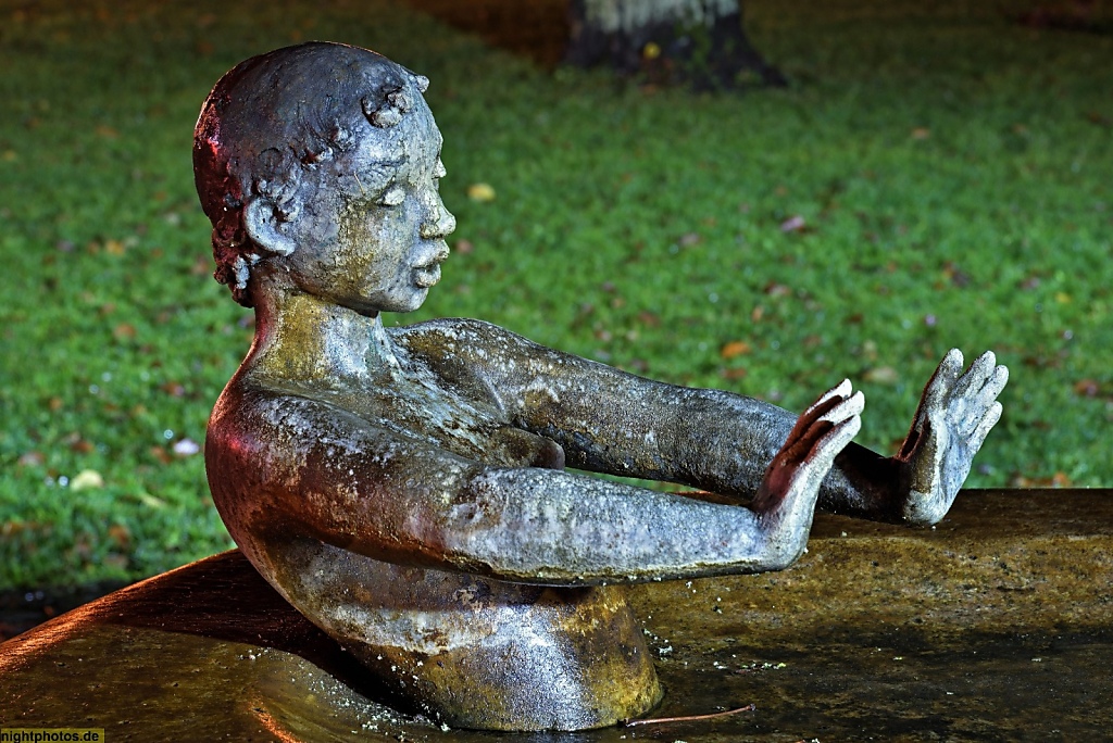 Rheinsberg Badebrunnen von Bildhauer Günter Kaden 2001 am Markt