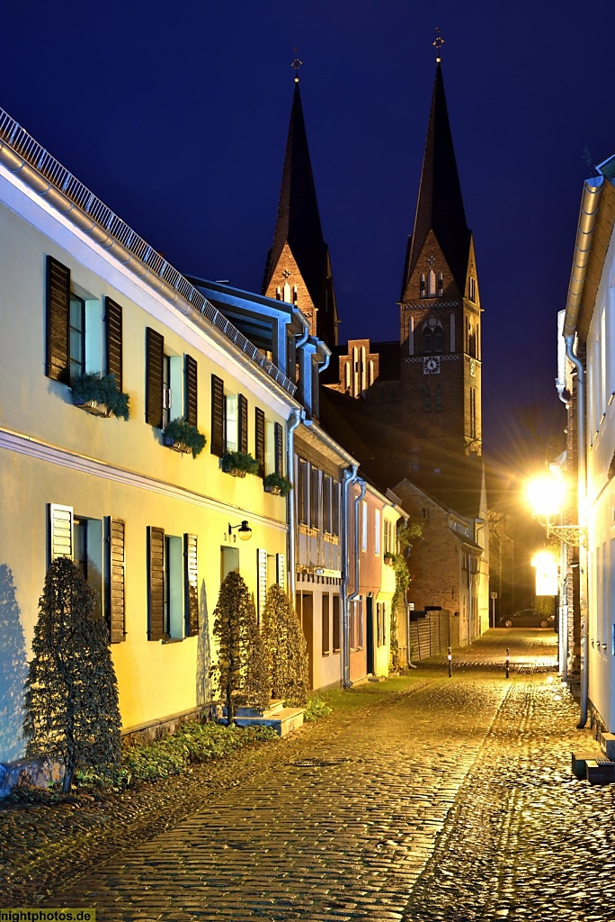 Neuruppin Siechenstrasse mit Klosterkirche St Trinitatis erbaut 1246 mit Türmen von 1904-1908