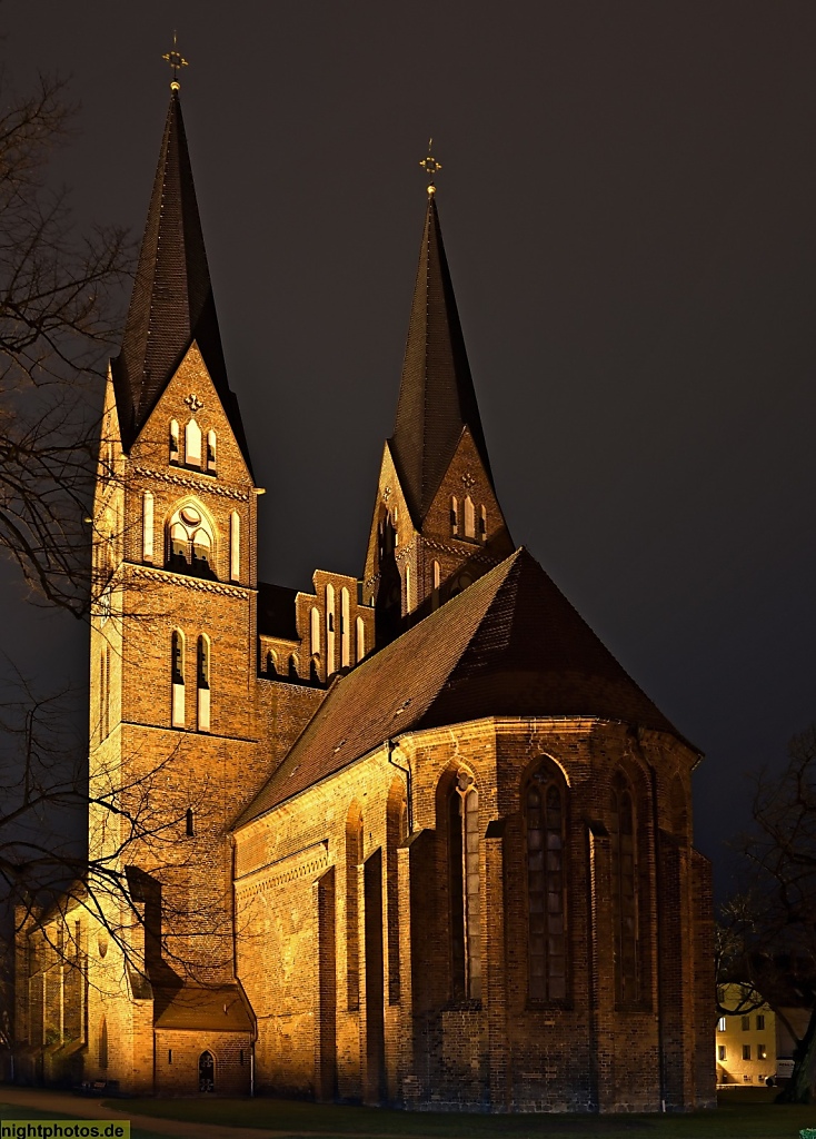 Neuruppin Klosterkirche St Trinitatis von 1300 mit Türmen von 1906-1907 auf dem Niemöllerplatz