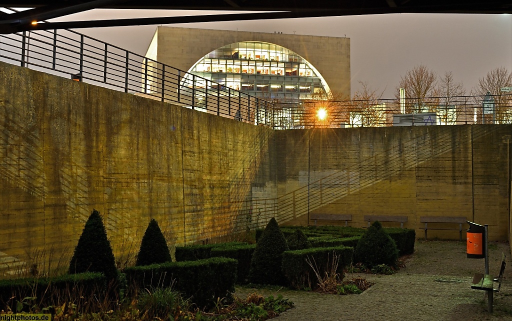 Berlin Tiergarten Regierungsviertel Bundeskanzleramt mit Unterführung am Ludwig-Erhard-Ufer