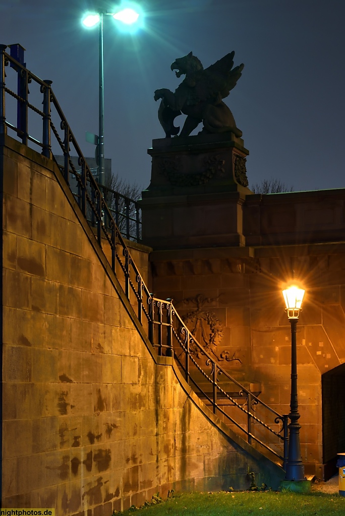 Berlin Tiergarten Regierungsviertel Moltkebrücke mit Greifskulptur am Ludwig-Erhard-Ufer