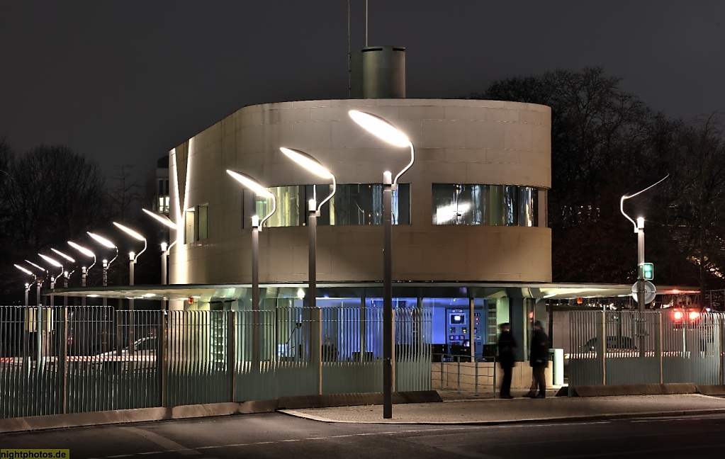 Berlin Tiergarten Regierungsviertel Pförtnerhaus am Bundeskanzleramt in der Willy-Brandt-Strasse