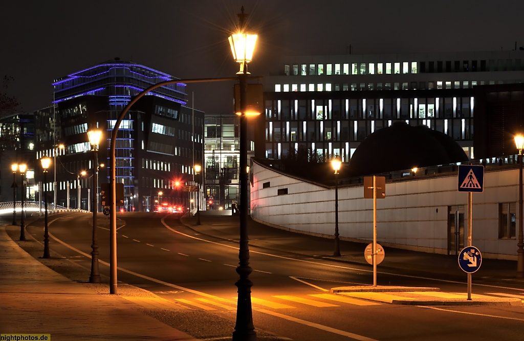 Berlin Mitte Regierungsviertel SpreeEck erbaut 2003-2004 von tbp triet braun tietjen schmittmann. Kronprinzenbrücke erbaut 1992-1996 von Santiago Calatrava