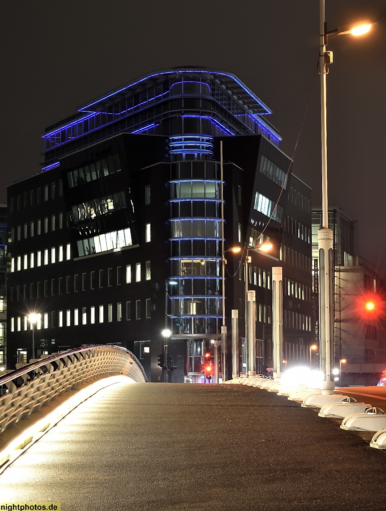 Berlin Mitte Regierungsviertel SpreeEck erbaut 2003-2004 von tbp triet braun tietjen schmittmann. Kronprinzenbrücke erbaut 1992-1996 von Santiago Calatrava