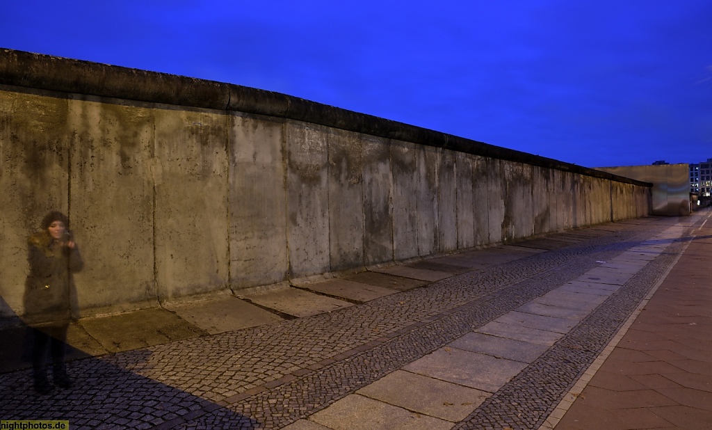 Berlin Mitte Gedenkstätte Berliner Mauer Wall Memorial Teilstück der Mauer