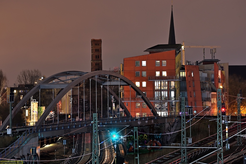 Berlin Lichtenberg Schrotkugelturm erbaut 1908 und Schiefe Häuser Nöldnerstrasse erbaut 1997-1998