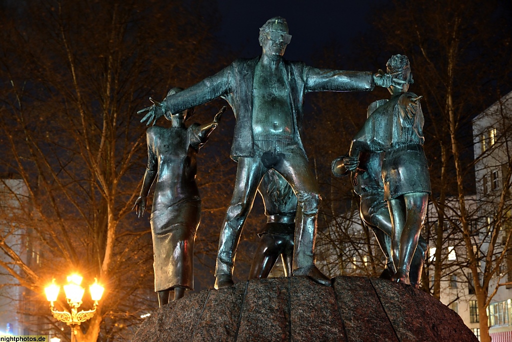 Berlin Wedding Nettelbeckplatz Brunnen Figurengruppe 'Tanz auf dem Vulkan' von Ludmila Seefried-Matějková erbaut 1988