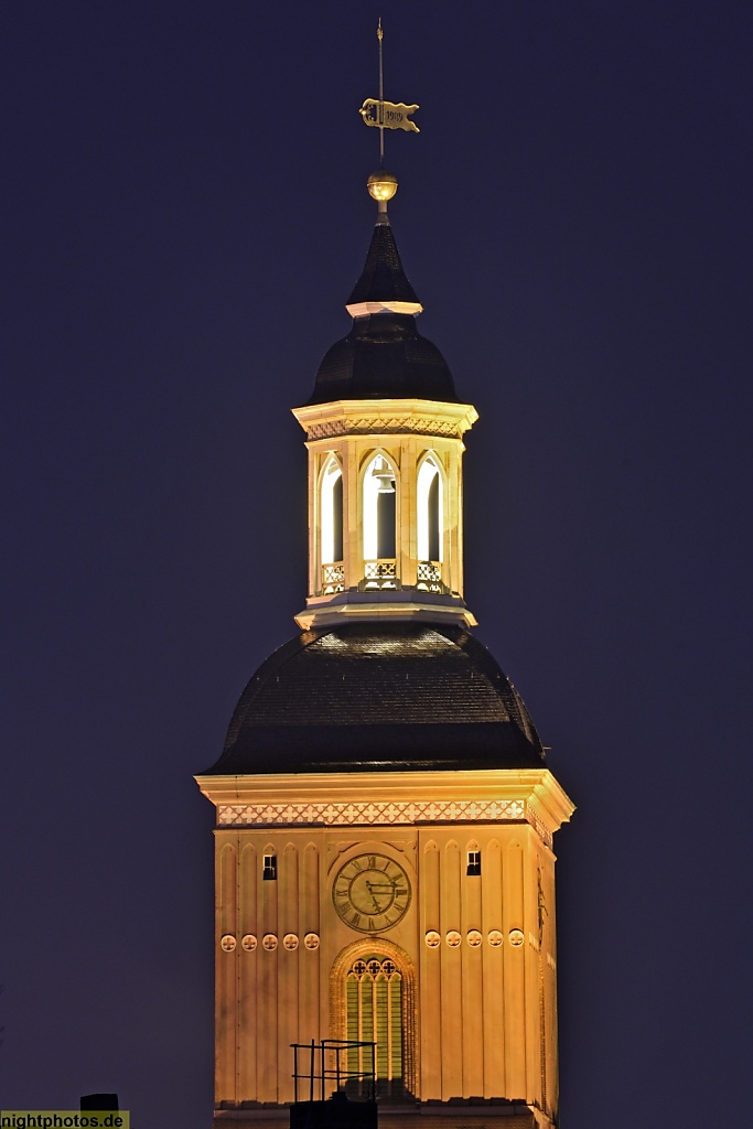 Berlin Spandau Altstadt Fussgängerzone Carl-Schurz-Strasse mit St Nikolai dreischiffige gotische Hallenkirche erbaut ab 1370 spätgotischer Turm erbaut 1467-1468