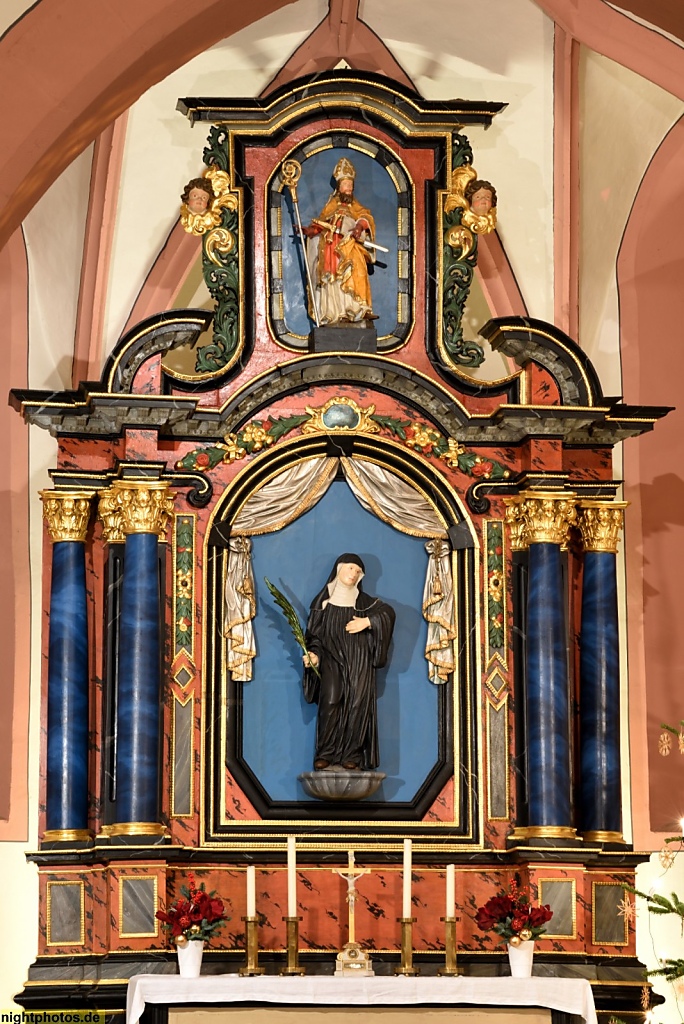 Fulda Florenberg Wehrkirche Heilige Flora und Heiliger Kilian Erstbau 900 Letzter Wiederaufbau 1511-1515 Altar mit Heiliger Flora im Benediktinergewand darüber Heiliger Kilian