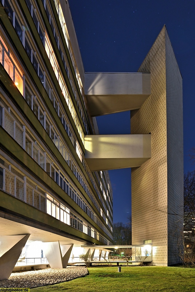 Berlin Mitte Hansaviertel Wohnhochhaus mit Treppenturm erbaut 1956-1957 von Oscar Niemeyer Soares Filho