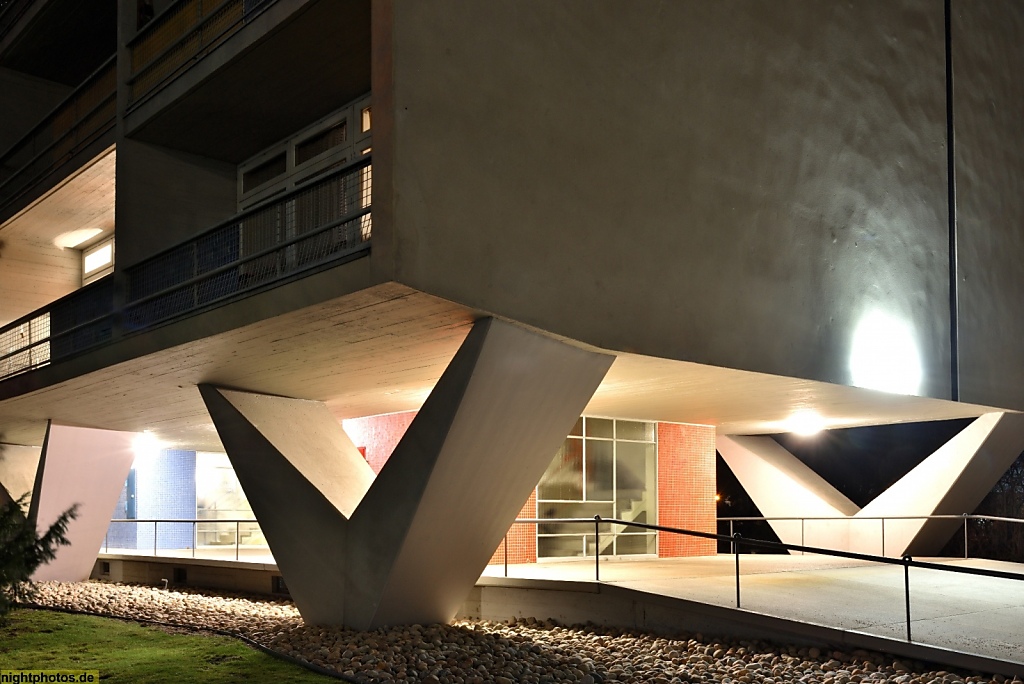 Berlin Mitte Hansaviertel Wohnhochhaus auf Pfeilern erbaut 1956-1957 von Oscar Niemeyer Soares Filho