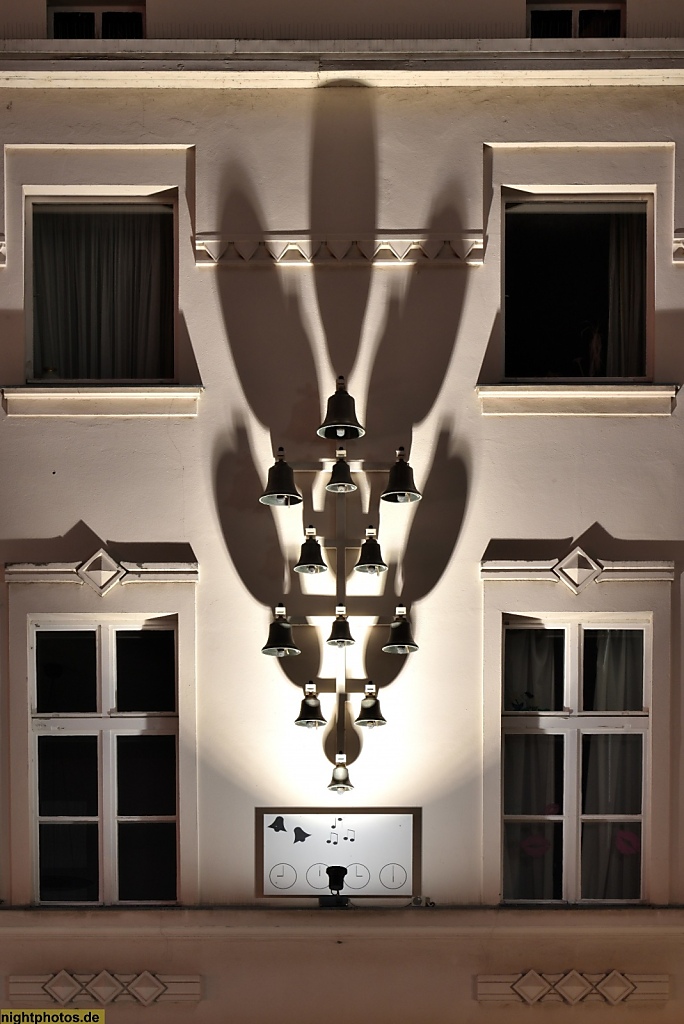 Berlin Spandau Altstadt Glockenspiel an einem Mietshaus erbaut 1875 in der Breite Strasse