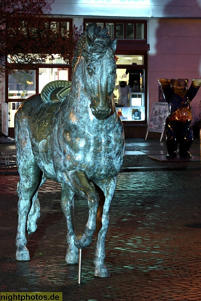 Berlin Köpenick Schlossplatz Bronzeskulptur 'Wilde Pferde' errichtet 2008 von der Künstlergruppe Inges Idee