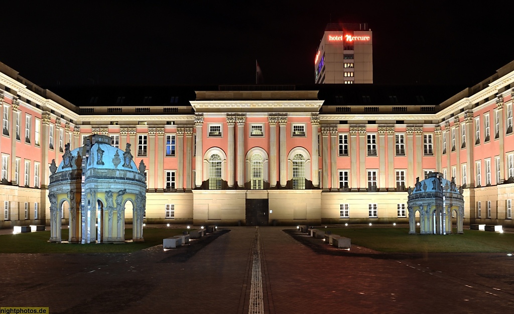 Potsdam Landtag erbaut 1751 als Stadtschloss von Georg Wenzeslaus von Knobelsdorff. Rekonstruiert 2014 von Architekt Peter Kulka. Innenhof mit Pavillon-Nachbildung 'Zugabe' von Florian Dombois