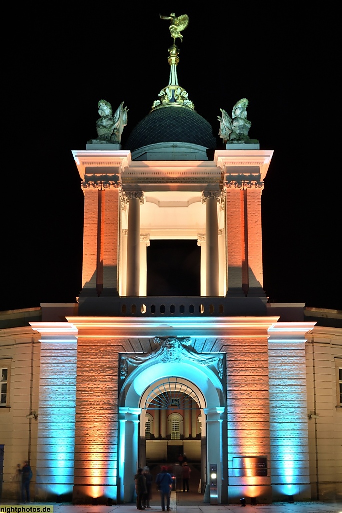 Potsdam Landtag erbaut 1751 als Stadtschloss von Georg Wenzeslaus von Knobelsdorff. Durchblick durch das Fortunaportal. Architekt Rekonstruktion 2014 Peter Kulka