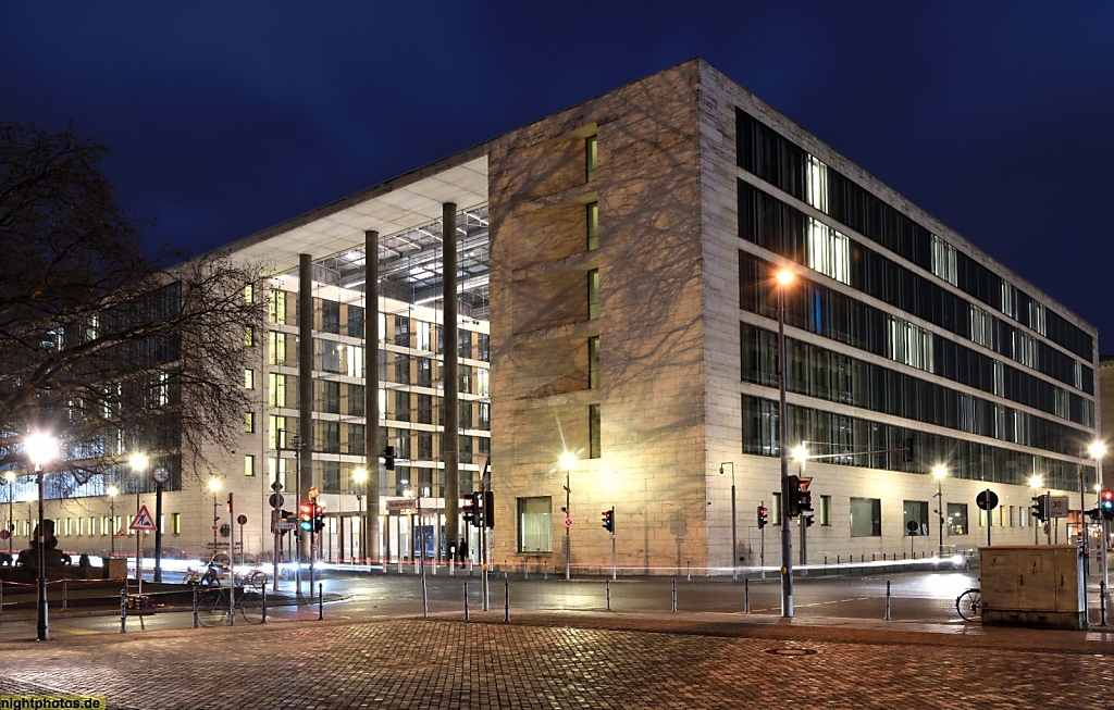 Berlin Mitte Auswärtiges Amt am Werderschen Markt. Kubus mit Glasfront und Atrium erbaut 1999 von Thomas Müller und Ivan Reimann