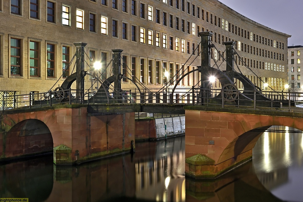 Berlin Mitte Jungfernbrücke über Spreekanal erbaut 1689 von Martin Grünberg