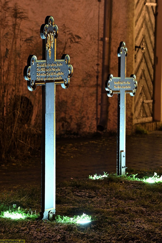 Grossbeeren Diedersdorf Dorfkirche erbaut im 14 Jahrhundert Friedhof mit Grabkreuzen